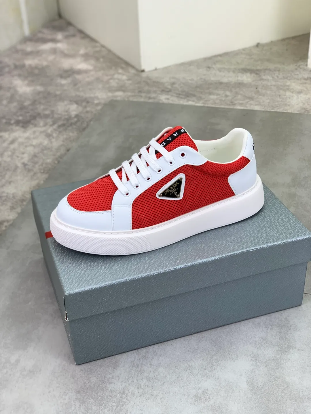 Men's shoes 💰P580💰 [New style] High version official website popular models are on the market, 🆘 Trendy brand (Prada) mainly promotes popular models, avant-garde and versatile fashion men's shoes private version mold opening, cowhide surface splicing 1:1.. Fashionable and simple, original imported cowhide lining cowhide feet; the atmosphere and personality are more fashionable, eye-catching and pursuing class. It will subvert the old idea and be a must-have for fashion trendsetters with you! Must keep it for yourself! Tall and comfortable, large and low, high-end quality workmanship. Size: 38-44 6️⃣colors available.